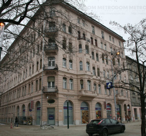 A régi épületek is folyamatosan újulnak meg (Mátyás téri ház)