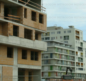 2014. július 30. A D épület falai, háttérben a kész City Home C látszik