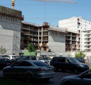 2015. április 30. ássuk az F épület alapját, háttérben az E épület 
