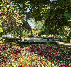 Ez a kis park a közelben, a Gyöngyösi utca és a Madarász utca sarkánál található.