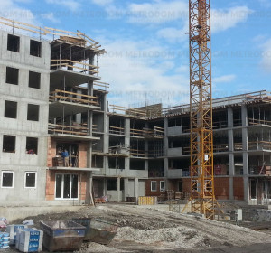 2015. október 20. Az építkezésen megkezdődtek az ablakok, és az erkélyajtók beépítése. 