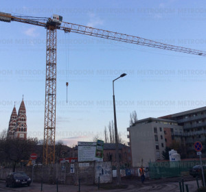 2016. november 24. 44 méter magas daru segíti a munkát a Babér utcában