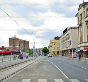 Újpest központ, régi házakkal üzletsorral, itt közlekedik a 14-es villamos is.