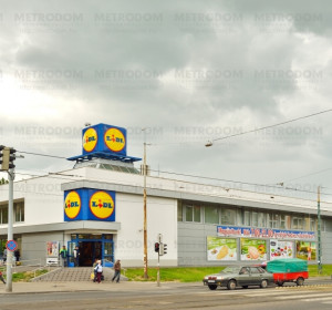 A környéken több szupermarket is található (LIDL, Béke tér)