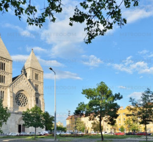 A neoromán stílusban épült Szent Margit templom 1933. óta áll a Lehel téren.
